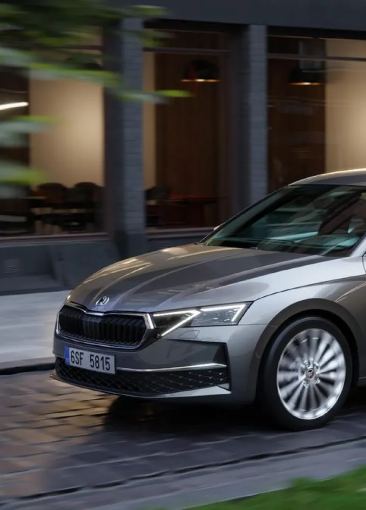 Šedá Škoda Octavia zaparkovaná před budovou