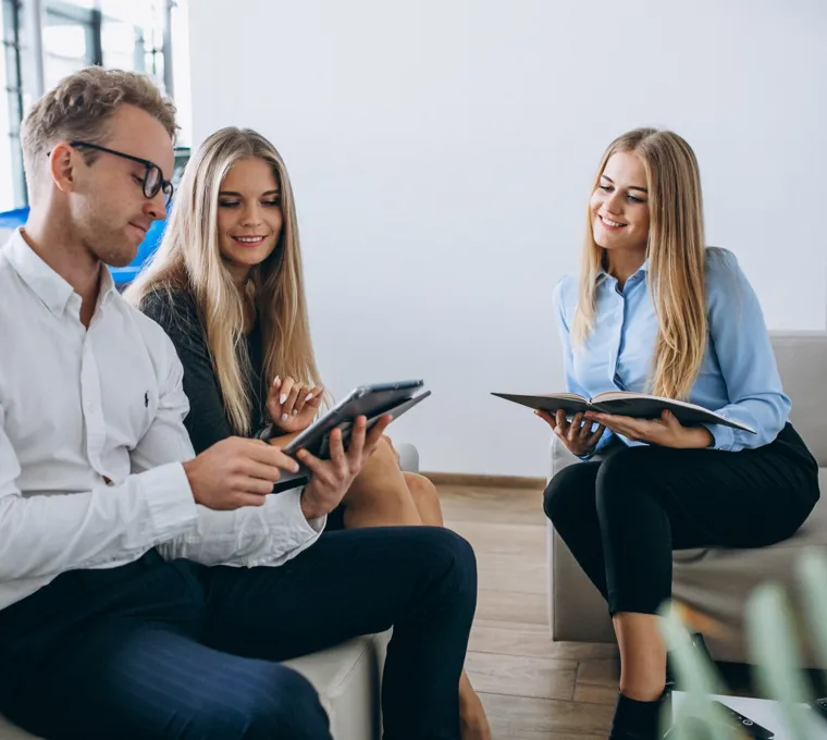 Tři kolegové pracují s tabletem a poznámkami
