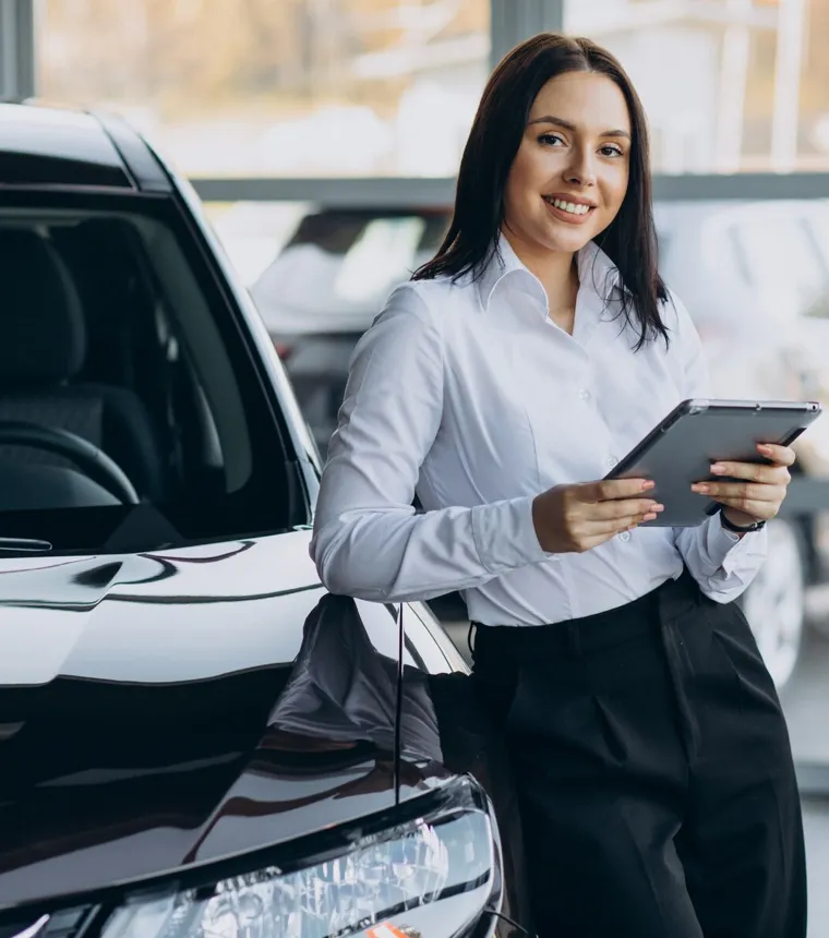 Prodejkyně s tabletem v autosalonu